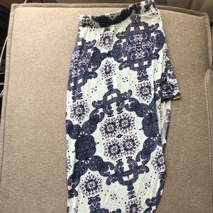 Skirt with a slit on the side